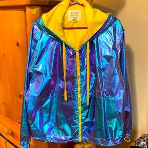 Wind breaker like jacket. Worn once a couple of hours. Amazing coat for Vegas !!